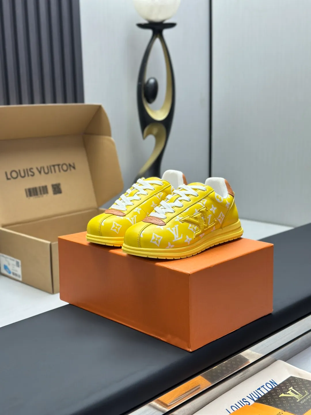 👟👟Ex-factory price 680👟👟 Full set of packaging with airplane box💰Top version LV-Louis Vuitton-classic catwalk new style 1:1 development replica of the original version! ! The upper foot is very comfortable. It is made of luxurious materials and fine workmanship. The midsole is printed with English letters "Made in Europe". The upper is made of calfskin imported from Italy. The side is decorated with the brand's LOGO and signature. The latest latex foot pads and mesh lining make the foot feel super comfortable. The original two-color TPU combination outsole is specially provided by the original factory. Bag technology Goodyear stitched edges Fabric: Exclusive customized first-layer cowhide Accessories: Exclusive private model Vuitton logo, lining: Customized silk mesh lining - first-layer silk cowhide lining Outsole: TPU combination outsole wear-resistant, non-slip and anti-yellowing Foot pads: new latex pads-mesh sweat-absorbent Counter technology: fully computerized sewing machine wire drawing Toe box back cover Hot and cold shaping Full set of pull-top lasts with medium and low logo patterns Special counter packaging - shoelaces, certificate, card, instructions, certificate of quality, dust bag, the most complete packaging on the entire network, women's 35-40 men's 38-46 (38/46 customized, non-refundable! GD9916